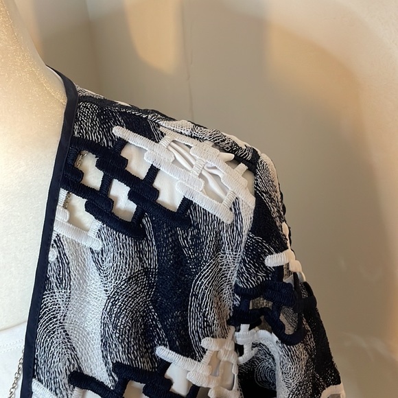 Alfred Dunner lace black & white size medium 2-in-1 top whit attached necklace - Picture 6 of 10